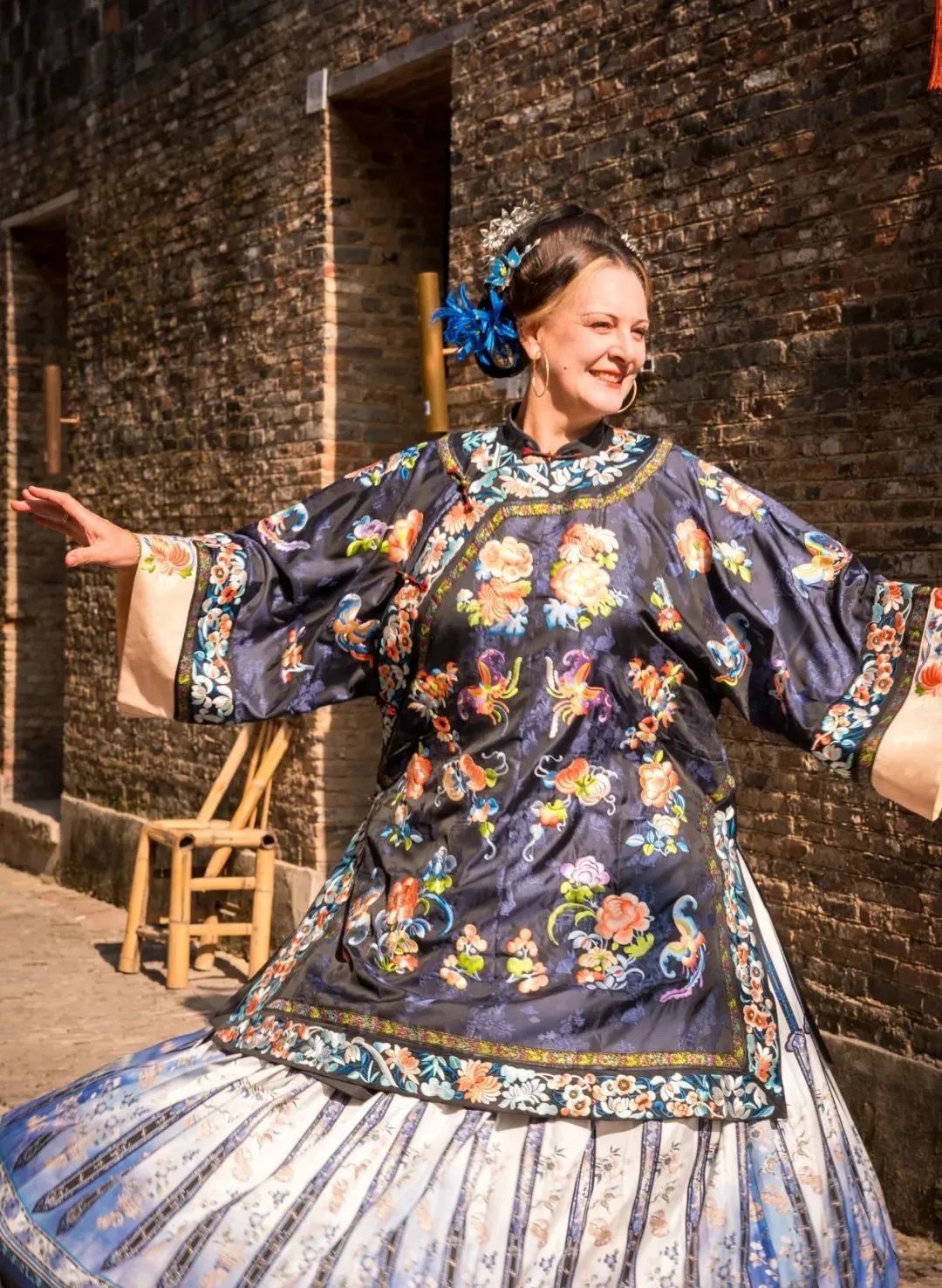 穿上中式服装。