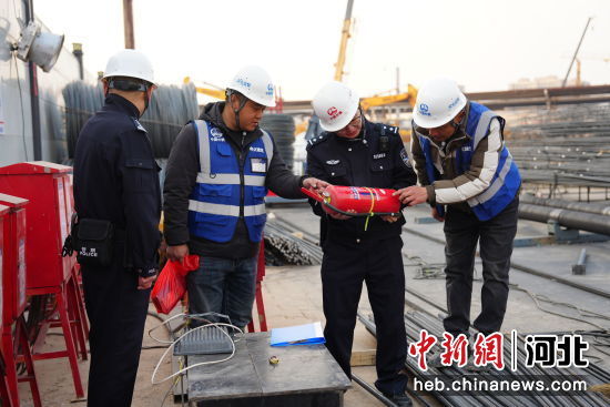 图为石家庄铁路公安处石家庄北站派出所民警检查站区工地消防设施 陈增凯摄