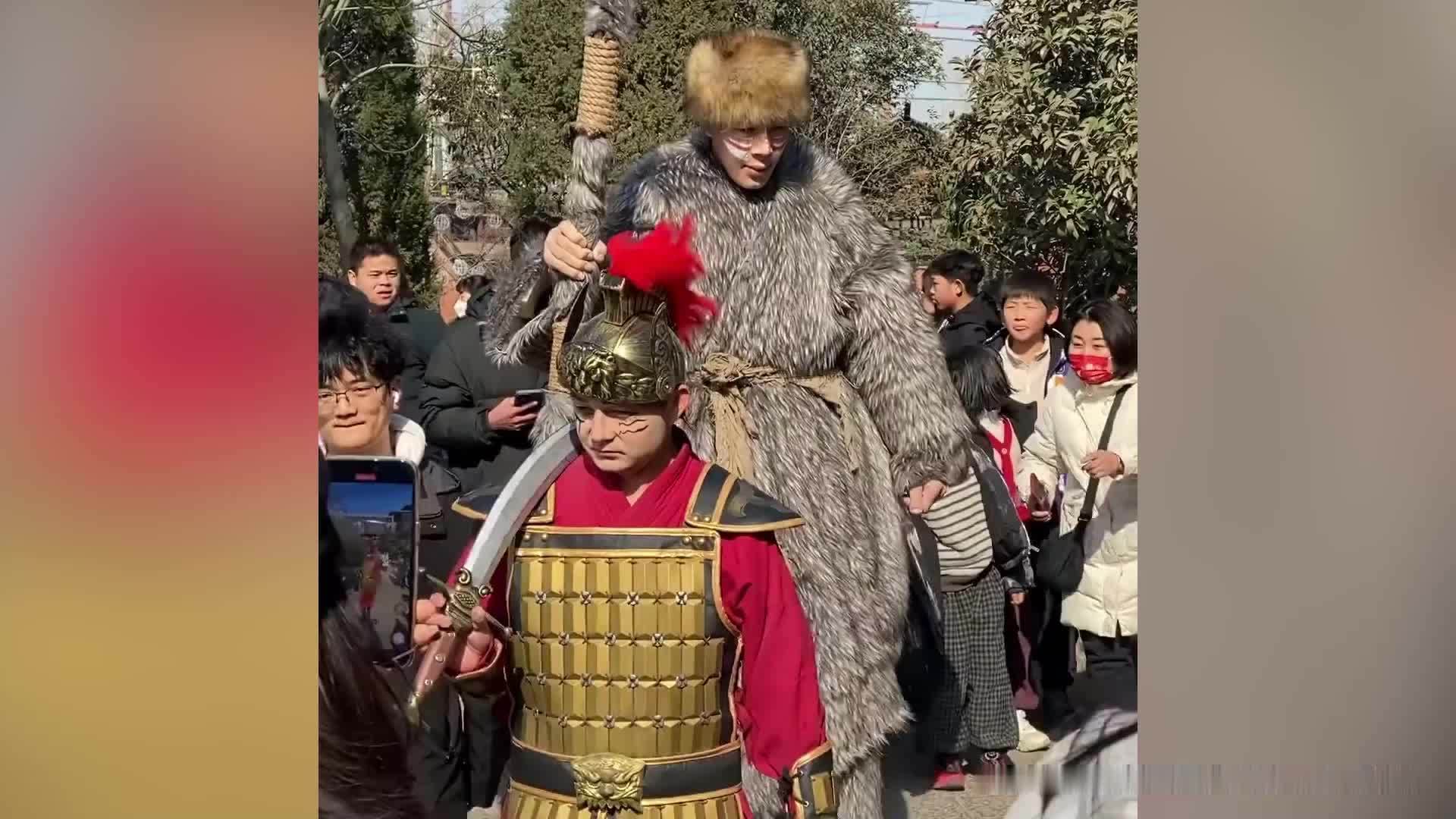 万岁山2米33“巨人”演员没有巨人症，经纪人：要睡3米大床，穿59码大鞋