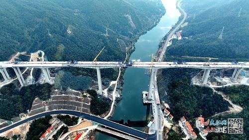 上犹江特大桥右幅顺利合龙(李建平摄)