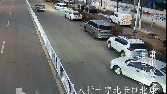 雪天夜间不减速追尾刮擦两车 甘肃曝光典型交通案例