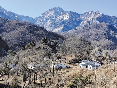 2月9日拍摄的灵寿县车谷砣村新建民宿。