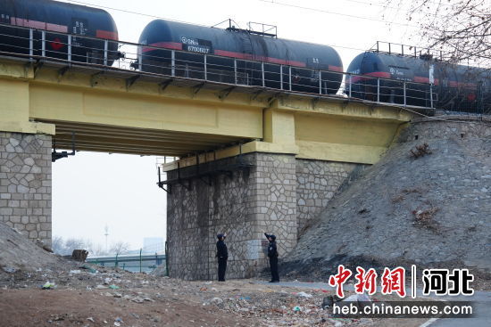 图为石家庄铁路公安处石家庄北站派出所民警检查铁路桥梁 陈增凯摄