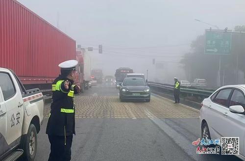 2月16日早晨,南昌交警在大雾天气中维护交通秩序。