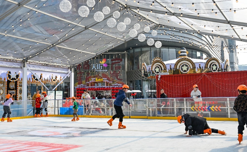 1月20日,渝北区公园天街,小朋友在露天冰场体验滑冰的乐趣。记者 张锦辉 摄