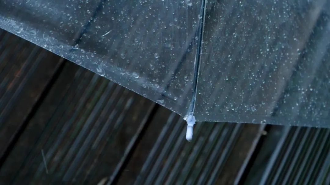 千库网_下雨雨滴大雨暴雨雨中雨伞路边的雨伞意境_摄影图编号575593.jpg