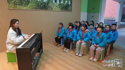 教师组织学生课间开展大合唱活动