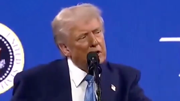 特朗普一天内两次威胁泽连斯基