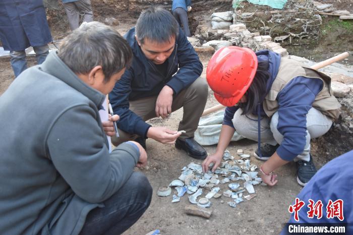 2023年底，考古工作人员正在落马桥遗址进行考古发掘。　(景德镇御窑博物院供图)