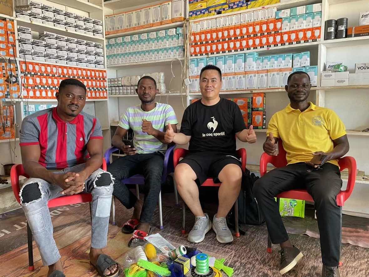 图：武汉“非洲渔王”蒋松在刚果金拜访批发客户