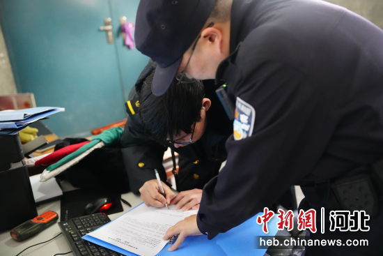 图为石家庄铁路公安处北站派出所民警对铁路单位进行检查。 陈增凯摄