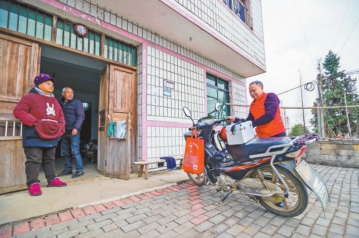 村民在家门口迎接随诊的邬德祖。