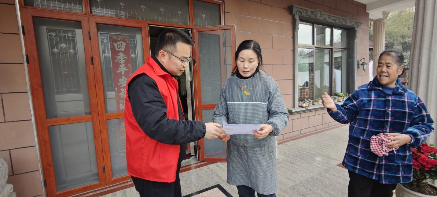 网格员入户开展安全生产宣传