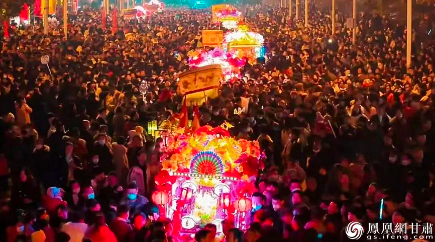 十六尊精心装扮的“婆婆”轿辇在万人簇拥下开启巡游盛典　舟曲特大山洪泥石流抢险救援纪念馆供图