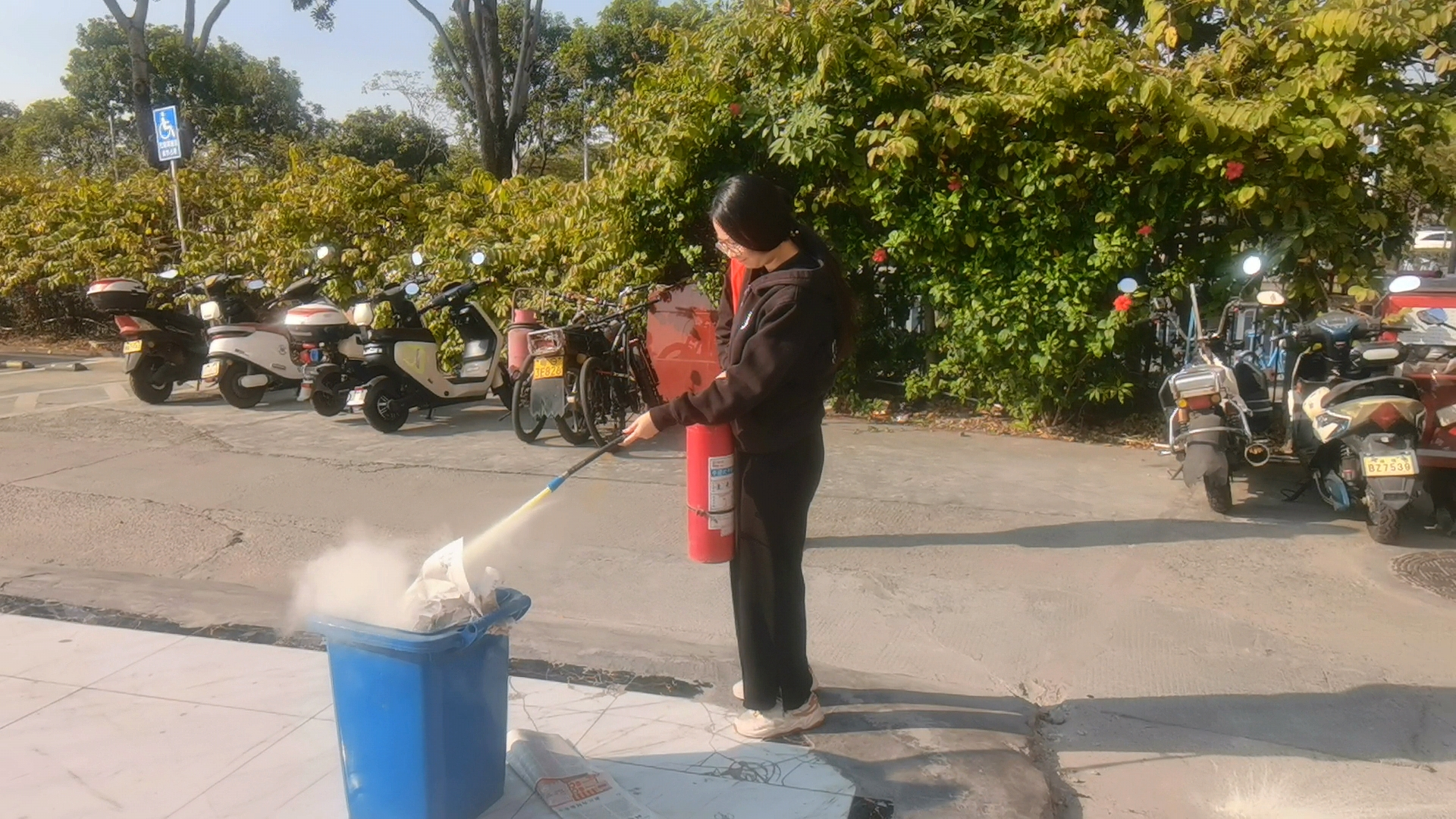 西乡街道南昌社区百姓客厅开展常态化、多场景应急演练 提升社区服务能力