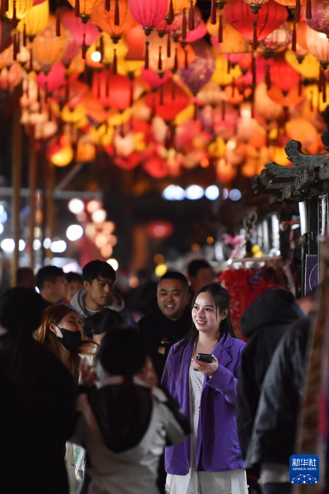 2023年3月16日,游客在敦煌夜市游览。新华社记者 陈斌 摄