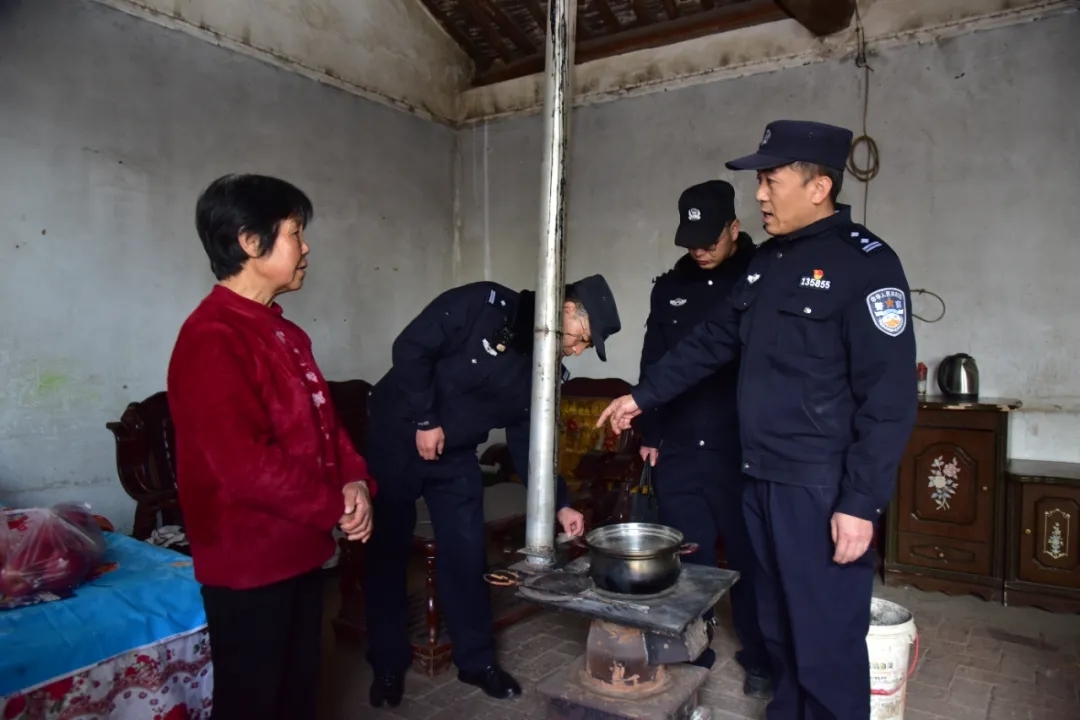 主动敲门解民忧　华亭“警”色守护万家灯火