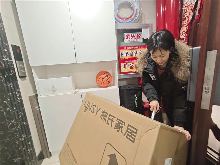 市民杜女士在家门口接收大件快递