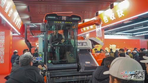 观众现场体验农机