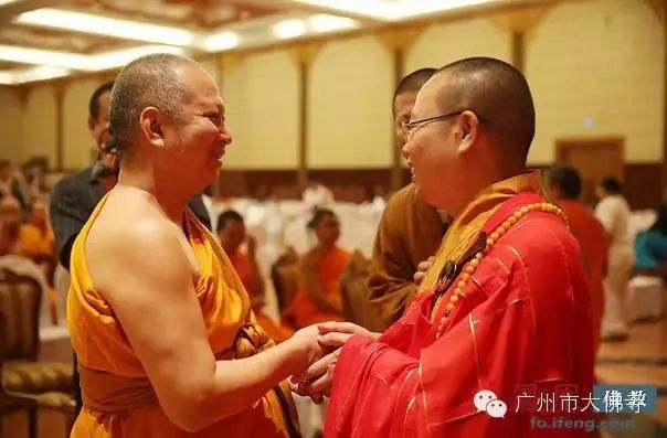 2015年,摩诃朱拉隆功佛教大学校长梵智长老与耀智大和尚亲切会面