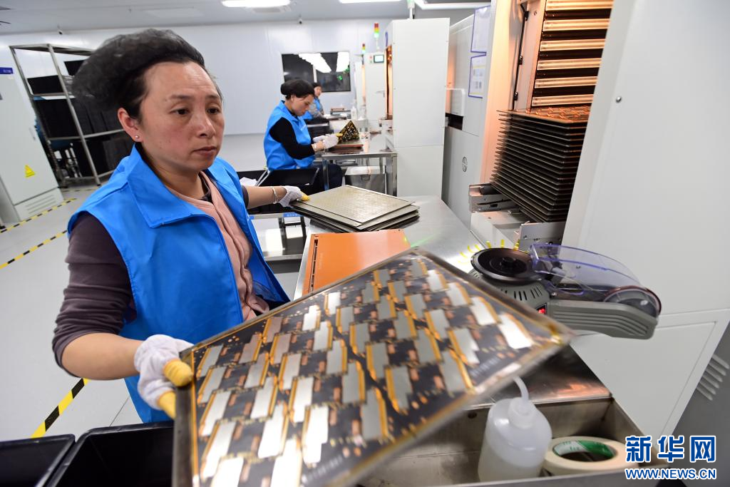 近日，位于江西省万载县工业园区内的金昱丰电子科技有限公司内，工人在智能车间封装高精密柔性基板。新华网发 邓龙华 摄