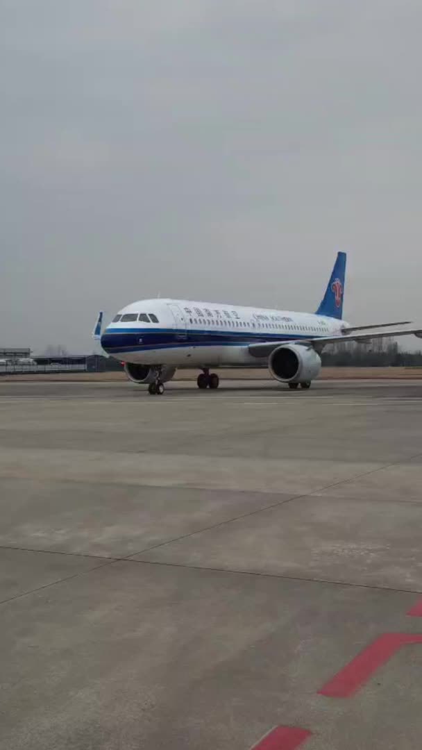 新华社消息｜首批200名缅甸妙瓦底地区的中国籍涉诈犯罪嫌疑人经泰国被押解回国