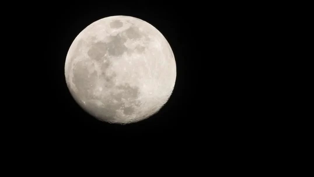 继续欣赏下，这就是我们的月亮，看起来不错