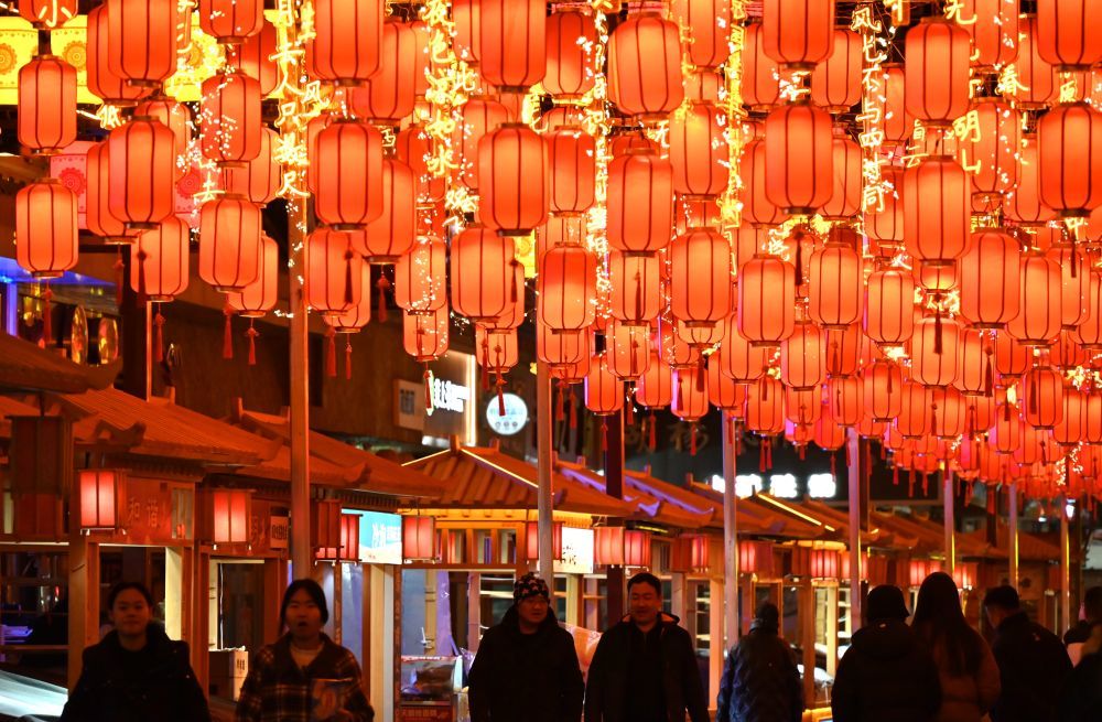 2025年1月27日晚,游客在甘肃省敦煌夜市游览。张晓亮 摄