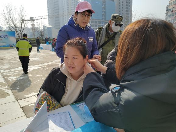 台东街道人和路社区联合青岛电视台举办“春潮2025健康市集”公益活动