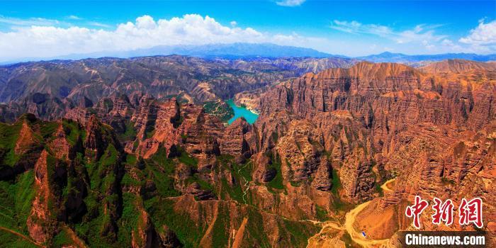 图为甘肃临夏“世界地质公园”炳灵丹霞地貌　资料图　甘肃省林草局供图