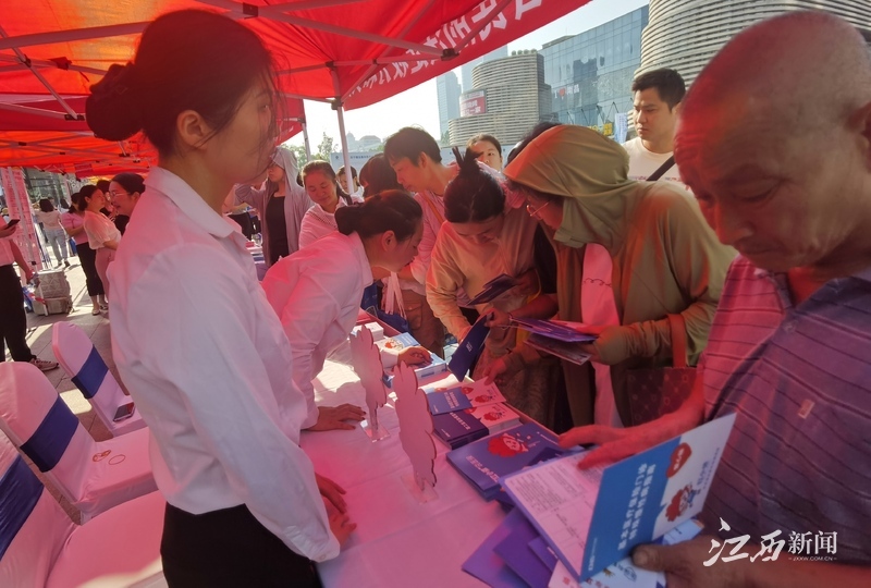 ▲我省“開門辦醫保”，把醫保政策送到群眾手中。攝影丨江西日報全媒體記者洪懷峰