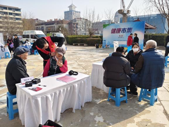 台东街道人和路社区联合青岛电视台举办“春潮2025健康市集”公益活动
