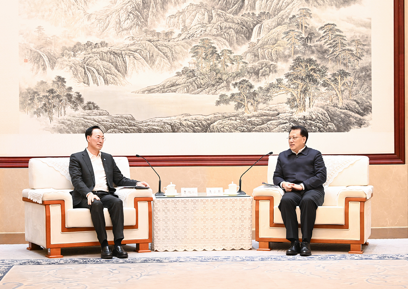 2月18日下午，重庆市委书记袁家军会见中国通用技术集团党组书记、董事长于旭波。记者 苏思 摄