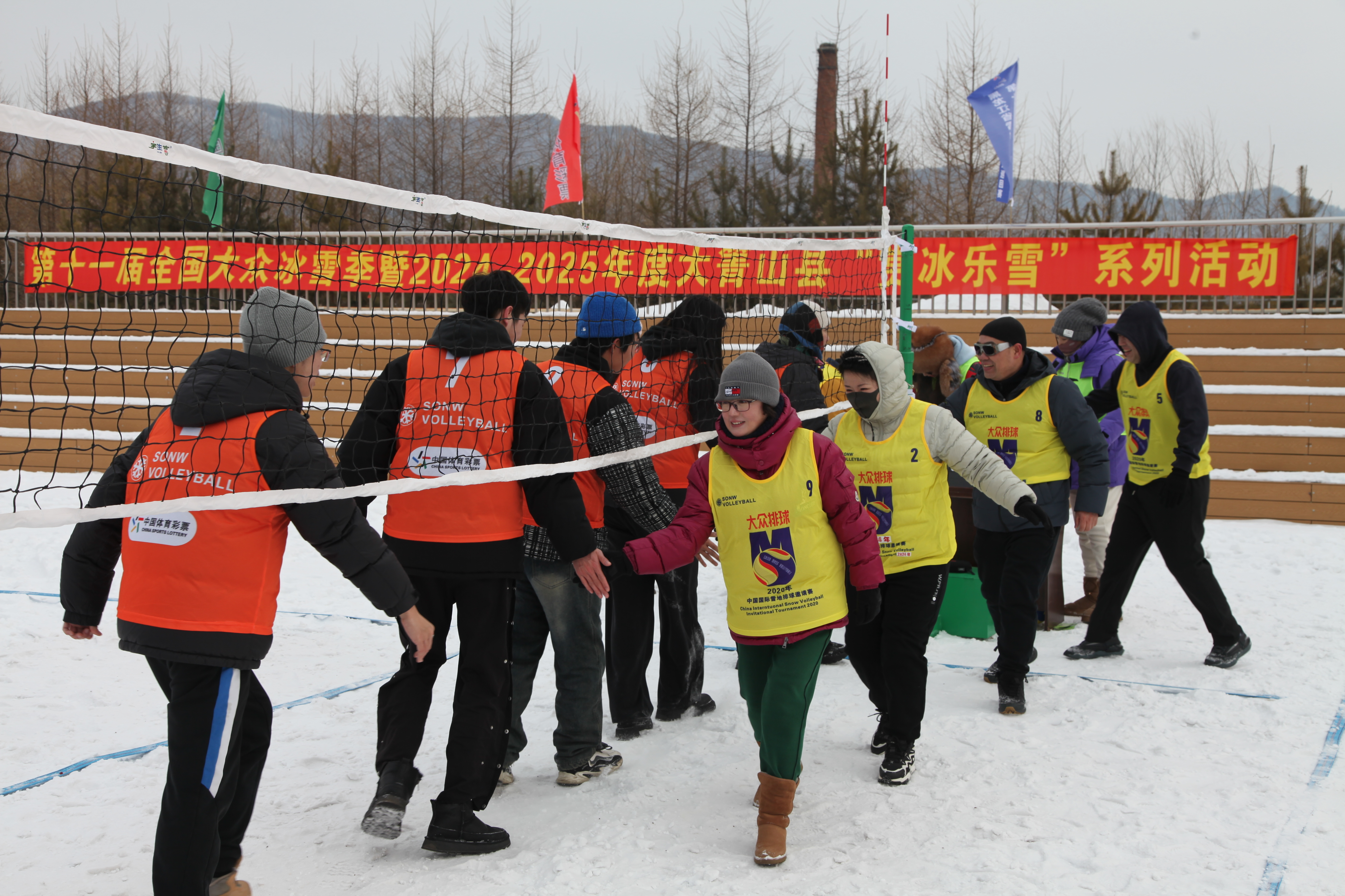 比赛开始前，两支气排球代表队选手相互握手