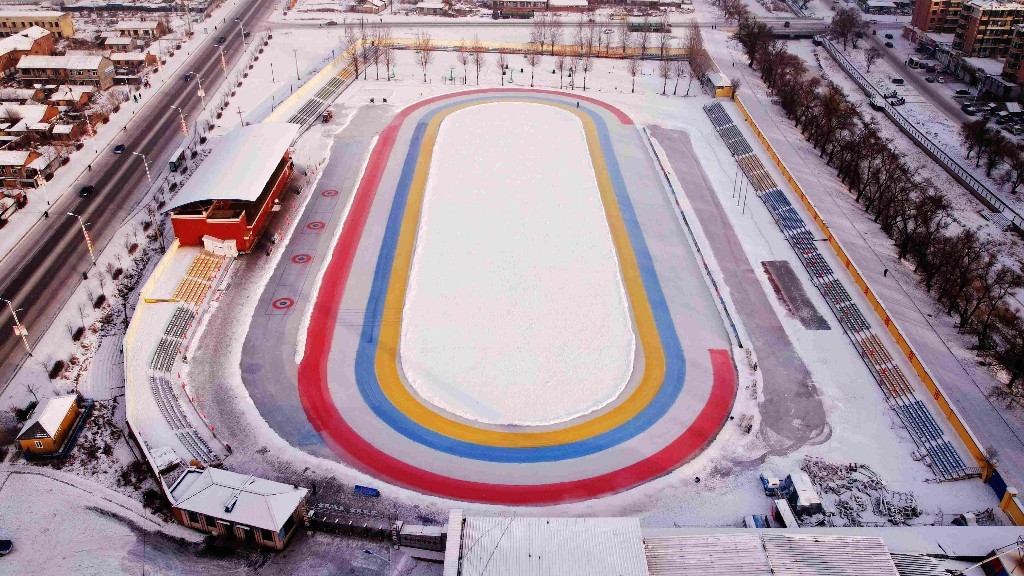 海林市体育场的彩色冰面