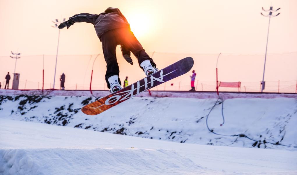 2月18日，张建东在弯道山滑雪场练习单板滑雪。受访人供图