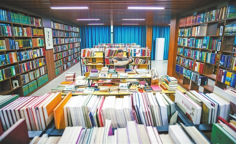 1月6日,位于万载县鹅峰乡东田村的文宇阁书院,袁宇正在认真整理书籍。