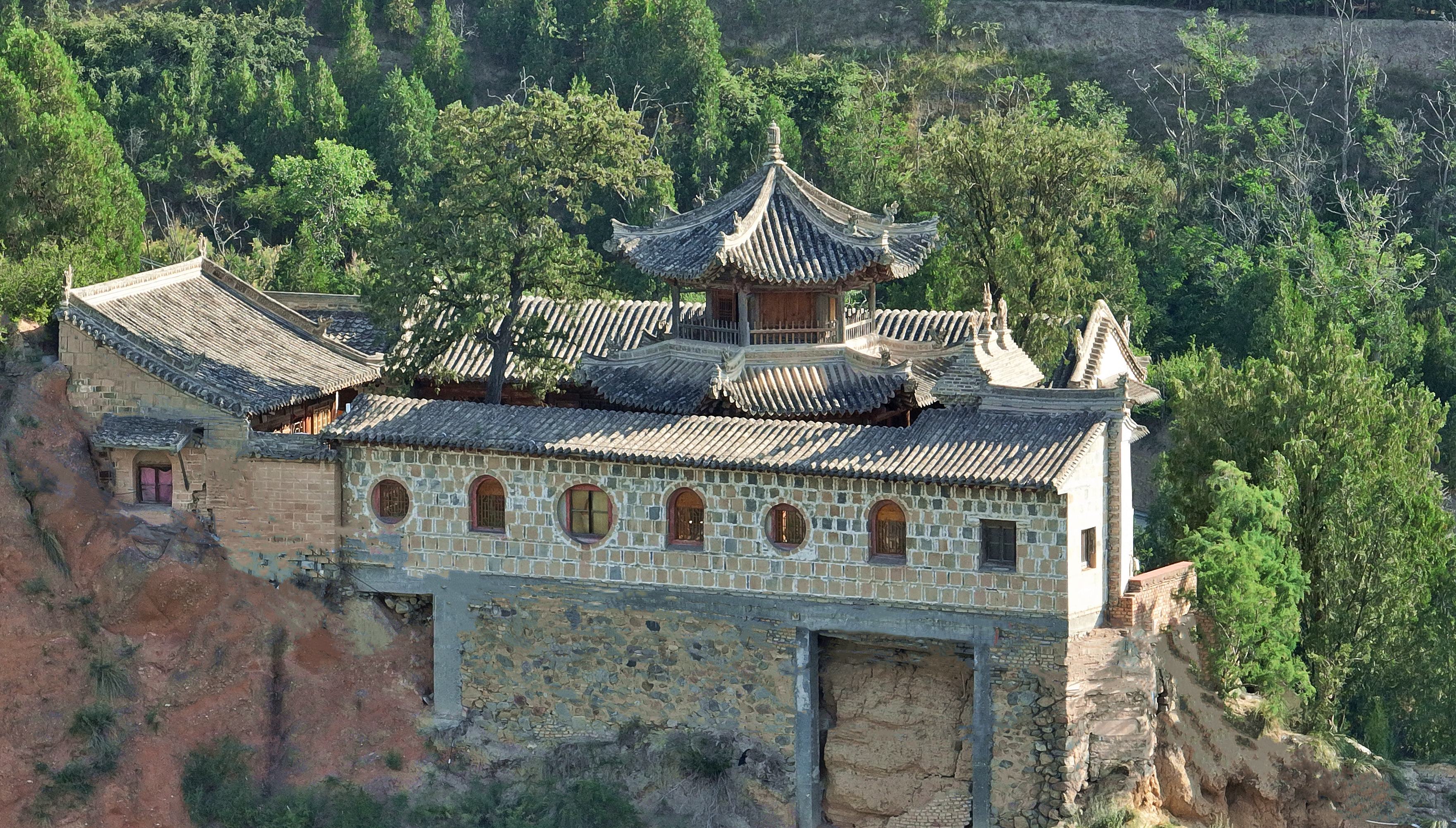 华盖寺石窟(甘谷县融媒体中心 供图)