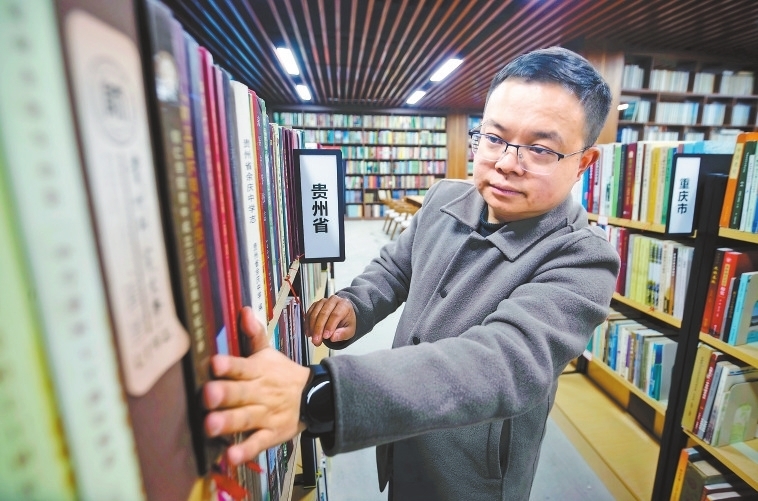 袁宇整理从全国各地搜集来的书籍。