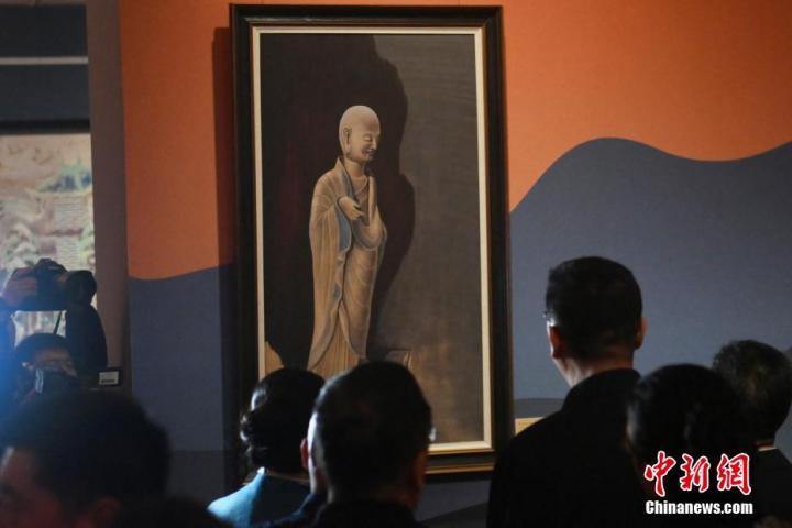 图为参会嘉宾、游人参观《东方微笑·小沙弥》。中新社记者 李亚龙 摄