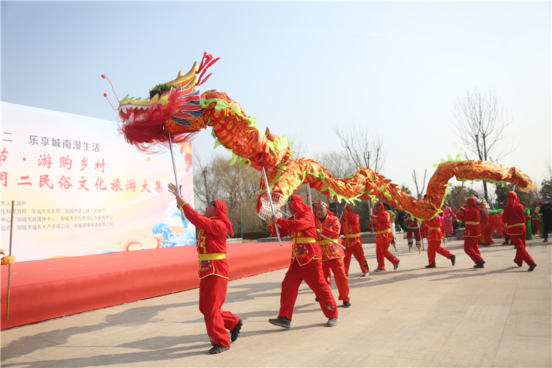2月28日，在山东邹城峄山庙会上，民间艺人举行舞龙表演