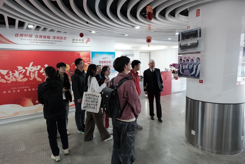 深圳航空机长李炜正带领同学们参观学习