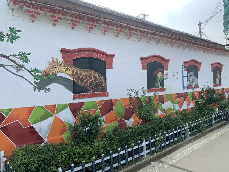 淄博市周村区北郊镇丰乐村3D童趣墙绘栩栩如生。新华网记者 唐斓 摄