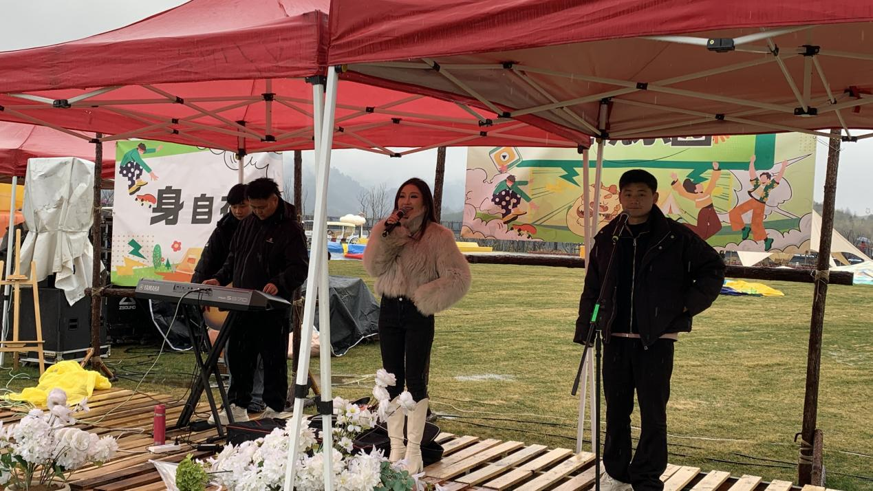 黄山徽州区：千余名游客踏歌无忧园，雨中即景更添诗意