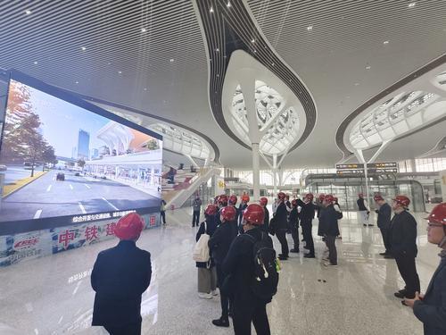 2月28日,重庆东站,马来西亚吉隆坡暨雪兰莪中华总商会考察团来到重庆东站进行考察。记者 刘力 摄