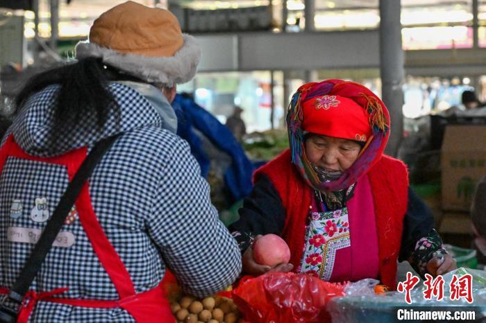 云南迪庆：市民置办年货迎藏历新年