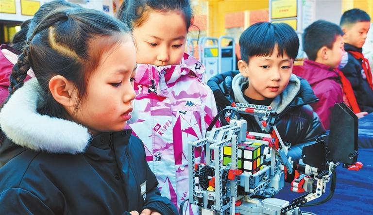 兰大附属学校的学生们探索科技魅力　新甘肃&middot;甘肃日报记者　苏家英