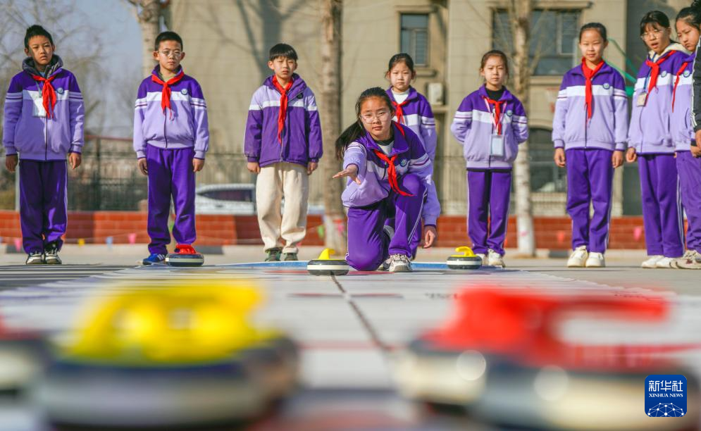 2月25日，河北省遵化市第三实验小学的学生在大课间掷冰壶。