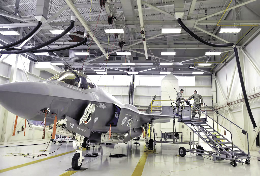 F-35的很多维护工作需要在机库内完成。（图源：美国空军）