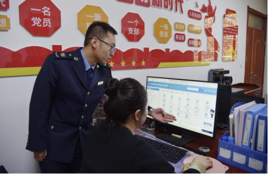 古浪县税务干部辅导企业财务人员办税